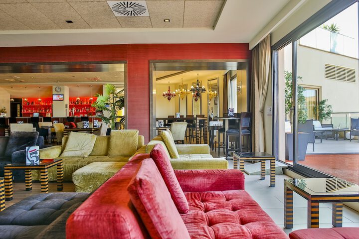 Lounge 91 of 105
