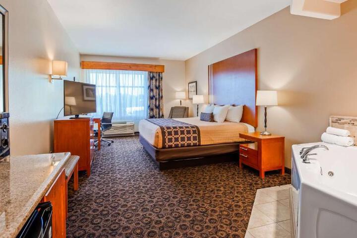 1 King Bed Microwave, Refrigerator WiFi Shower Only Full Breakfast (9 of 11)