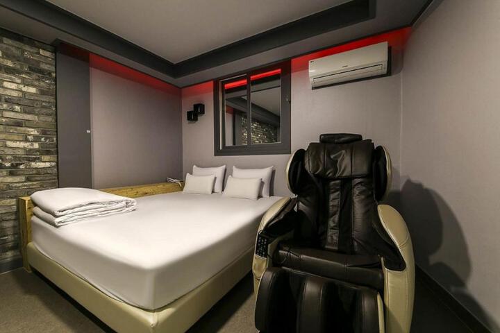 Room 33 of 121