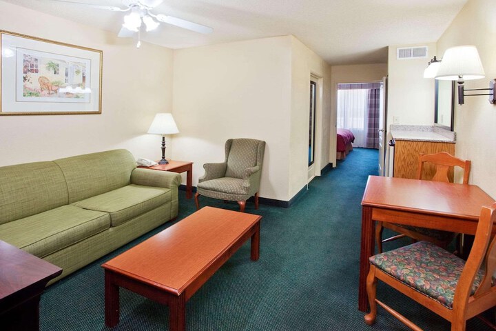 1 King Bed (4 of 8)