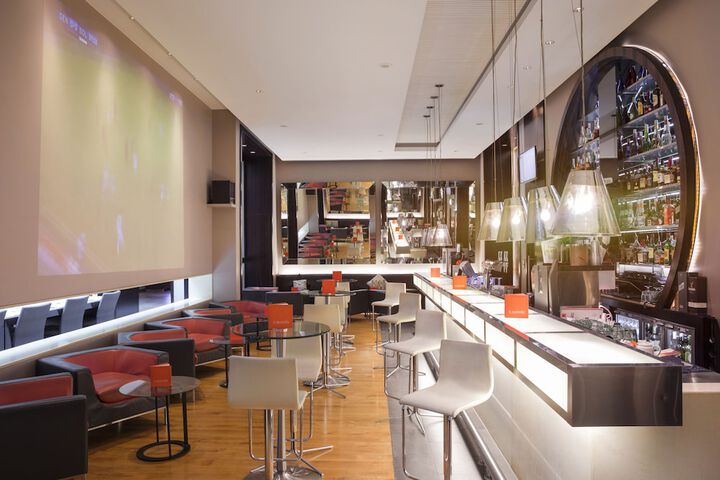 Lounge 43 of 52