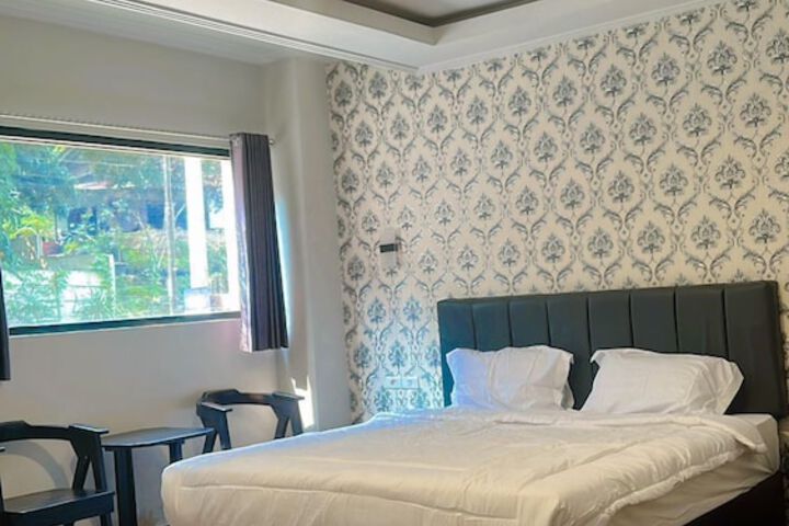 Room 5 of 9