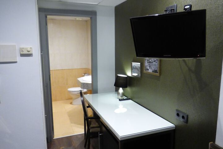 Room 43 of 193