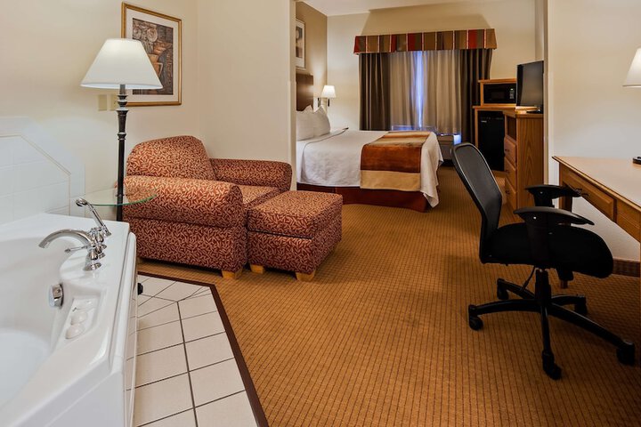 1 King Bed Microwave and Refrigerator Work Desk WiFi Full Breakfast (2 of 5)