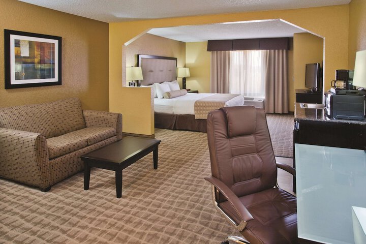 1 King Bed (6 of 32)