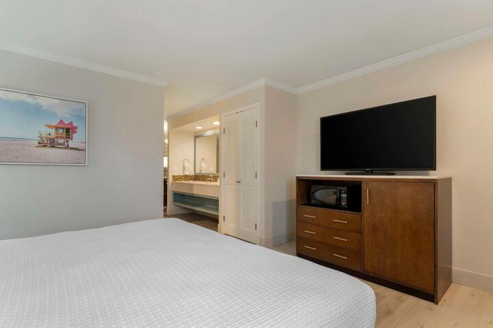Suite 1 King Bed Microwave and Refrigerator Sofa WiFi Full Breakfast (3 of 28)