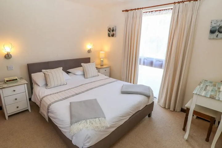 Room 4 of 9
