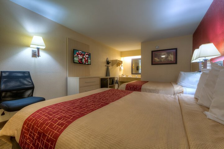 Deluxe King Bed (10 of 13)