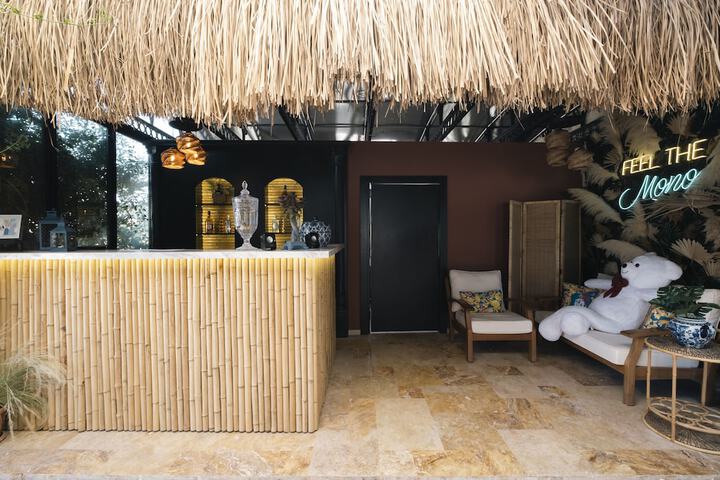 Lounge 14 of 58