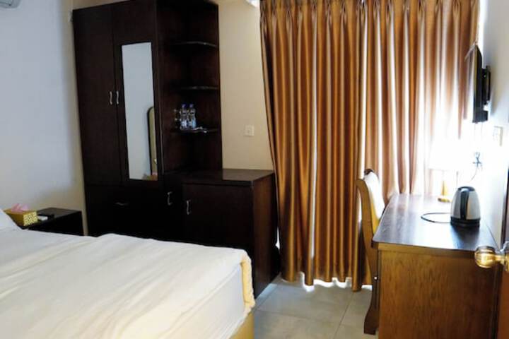 Room 5 of 10