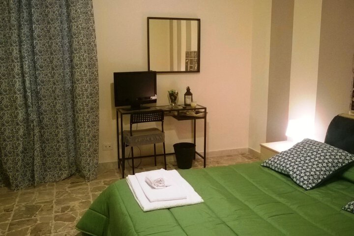 Room 6 of 9