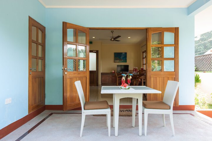 Lounge 16 of 26