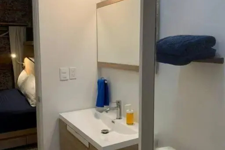 Room 5 of 8