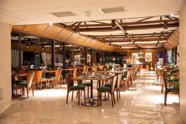 Dining 33 of 45