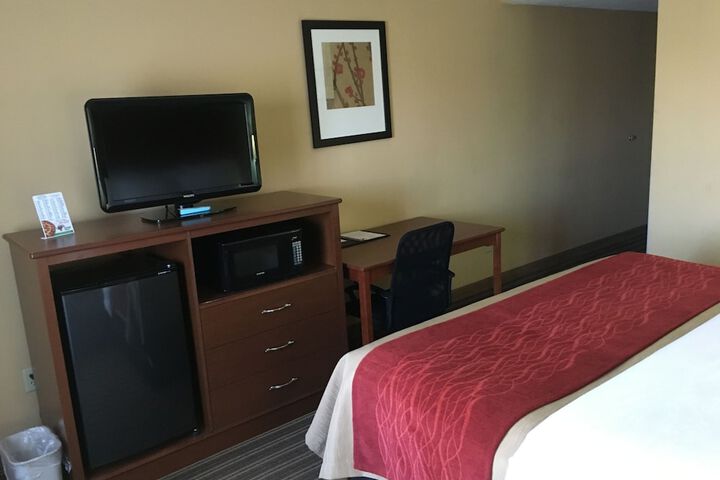 1 King Bed (5 of 12)