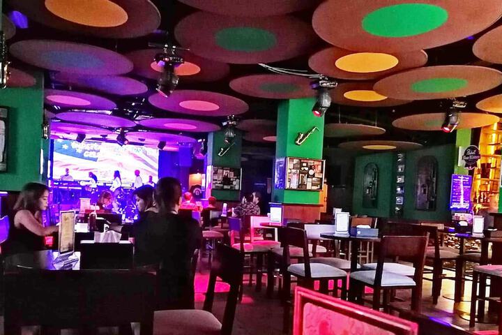 Lounge 82 of 87