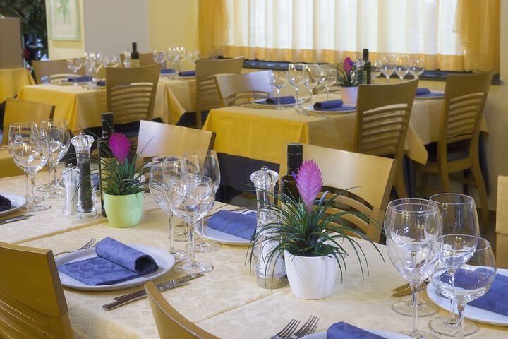 Dining 42 of 48