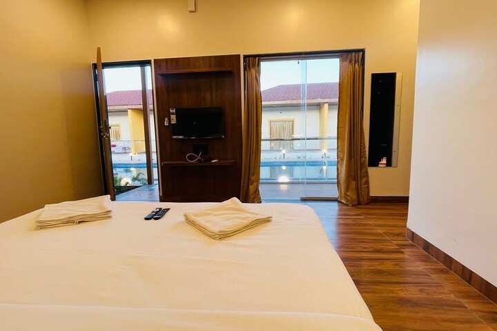 Room 4 of 9