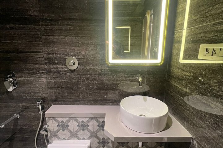 Room 8 of 12