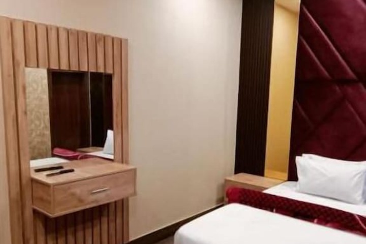 Room 10 of 34