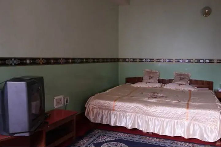 Room 4 of 16