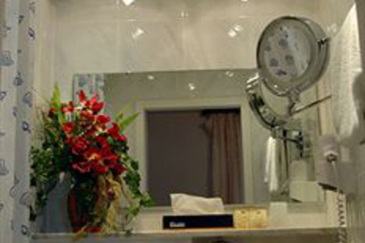 Room 2 of 10