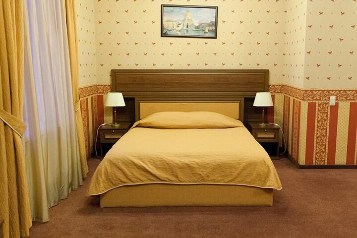 Room 8 of 118