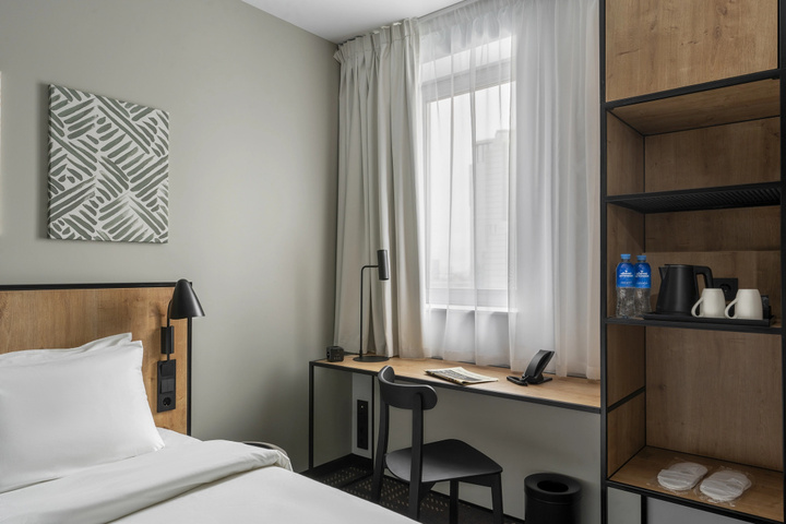 Room 4 of 16