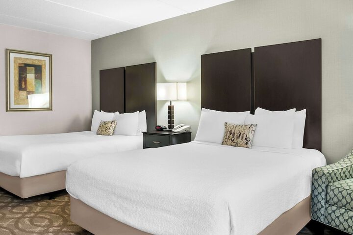 2 Queen Beds (1 of 16)