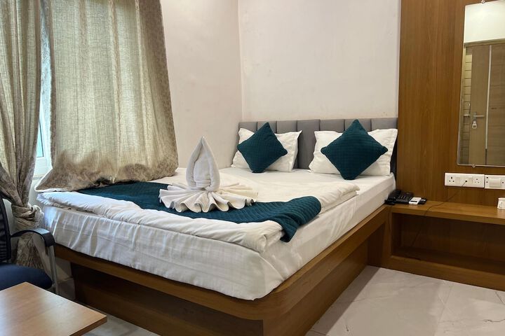 Room 5 of 8