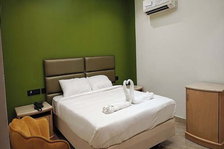 Room 4 of 13
