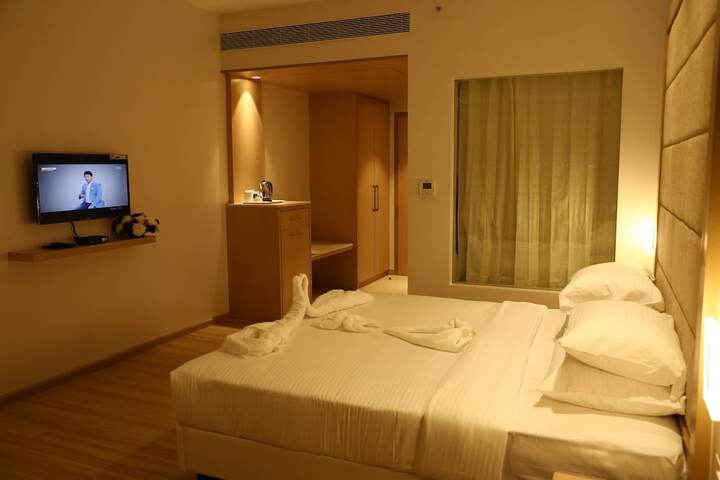 Room 13 of 37