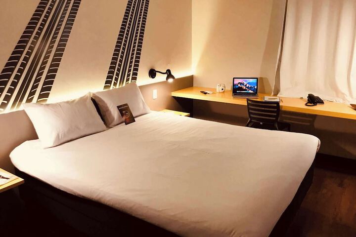Room 5 of 10