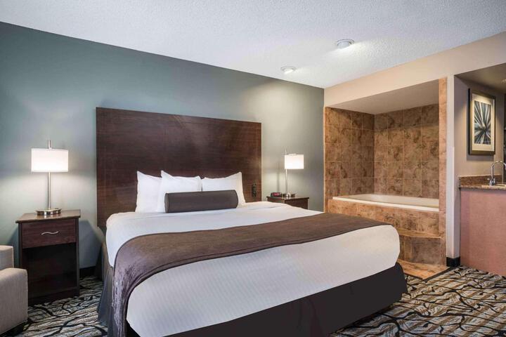 1 King Bed (4 of 4)