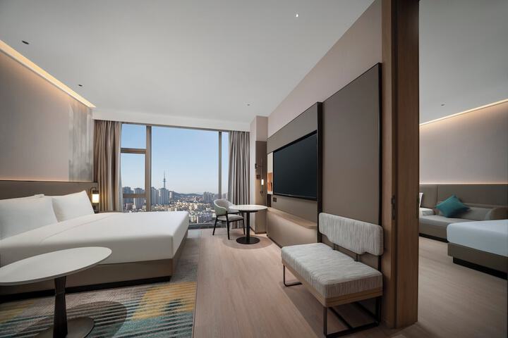Room 10 of 82
