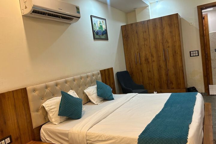 Room 7 of 12