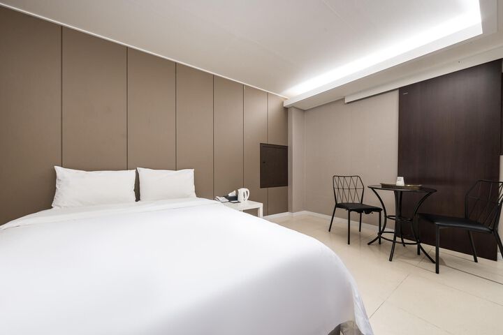 Room 34 of 83