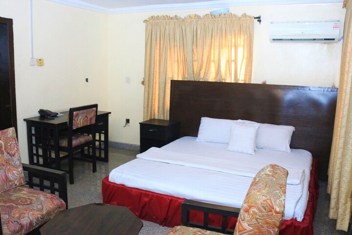 Room 5 of 32