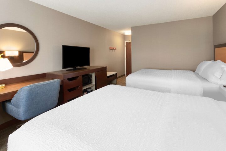 2 Queen Beds with Micro Refrigerator (7 of 9)