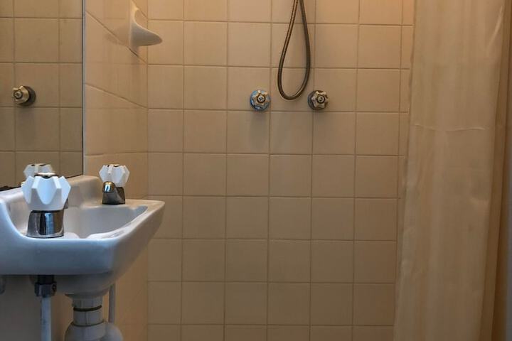 Room 32 of 43