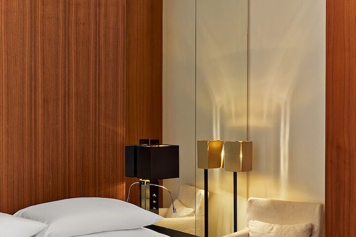 Room 26 of 76