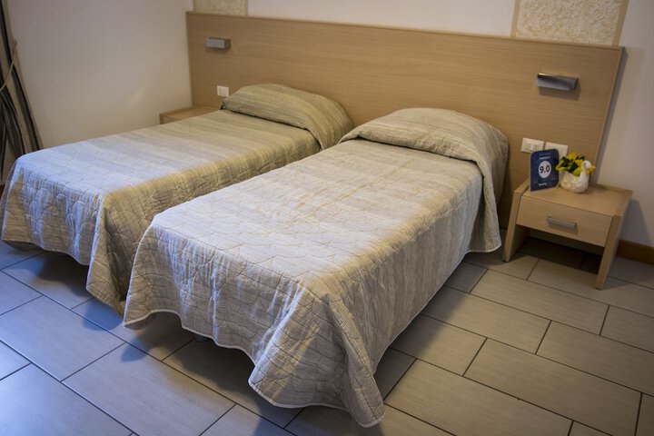 Room 2 of 79