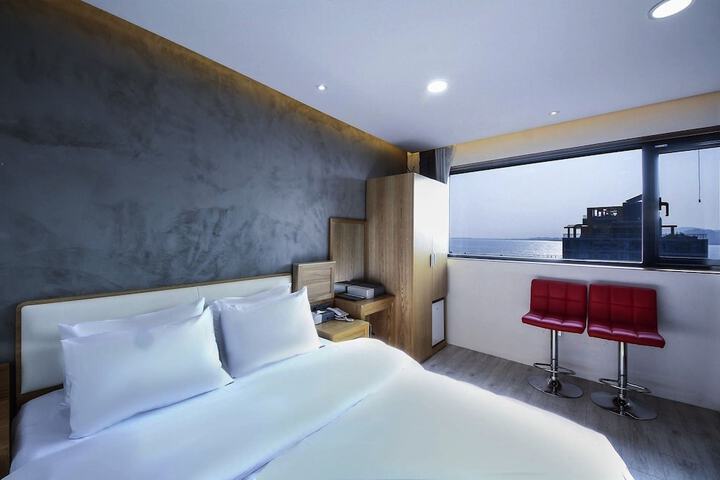 Room 11 of 29