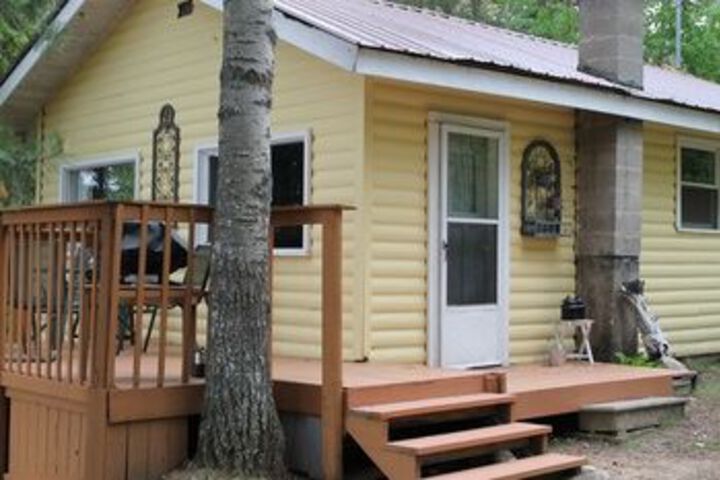 Exterior of Algonquins Edge Resort