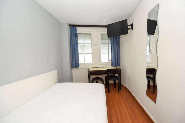Room 9 of 32