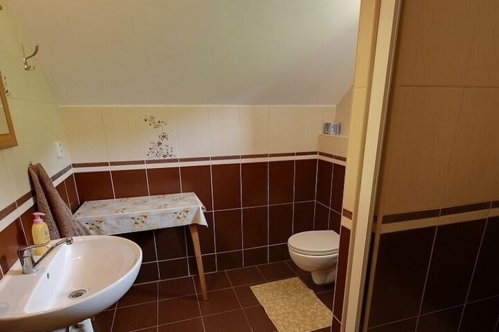 Room 4 of 32
