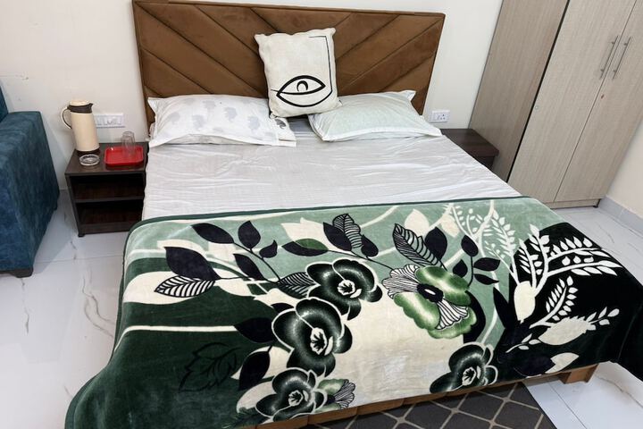 Room 5 of 18