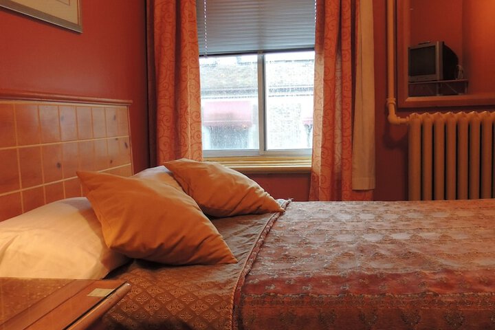2 Double Beds Shared Bathroom (6 of 15)
