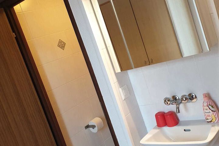 Room 11 of 28