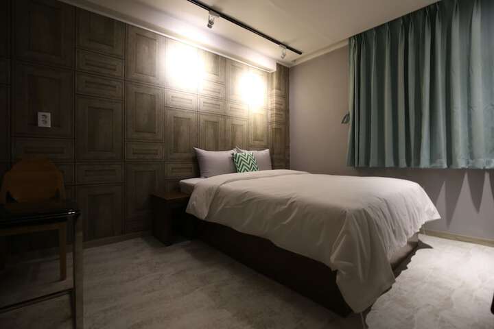 Room 9 of 20